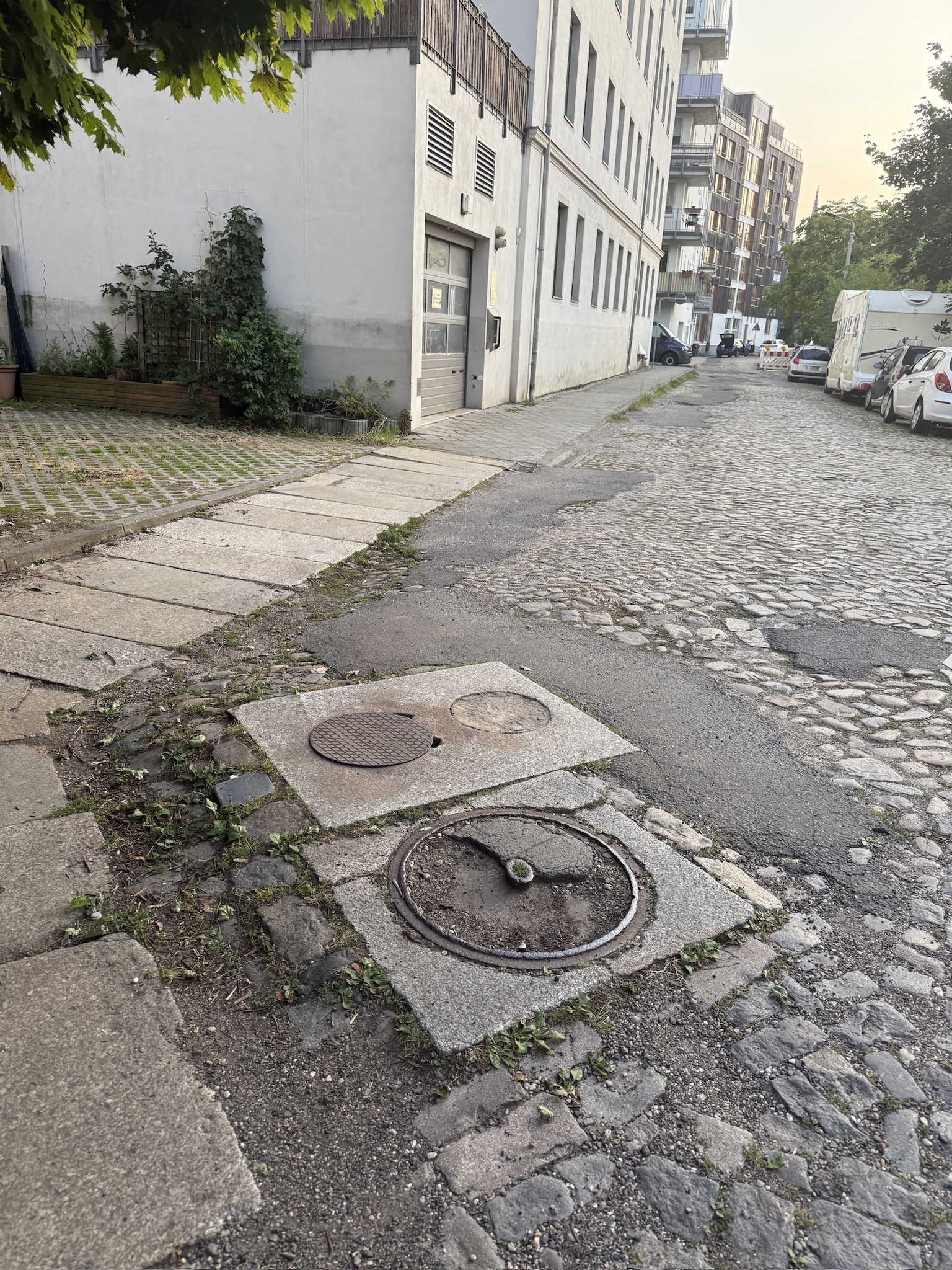 Reste einer Pumpe Brunnenschacht, Abdeckplatte, Wartungsschacht Friedrichstraße NL 13.08.2025