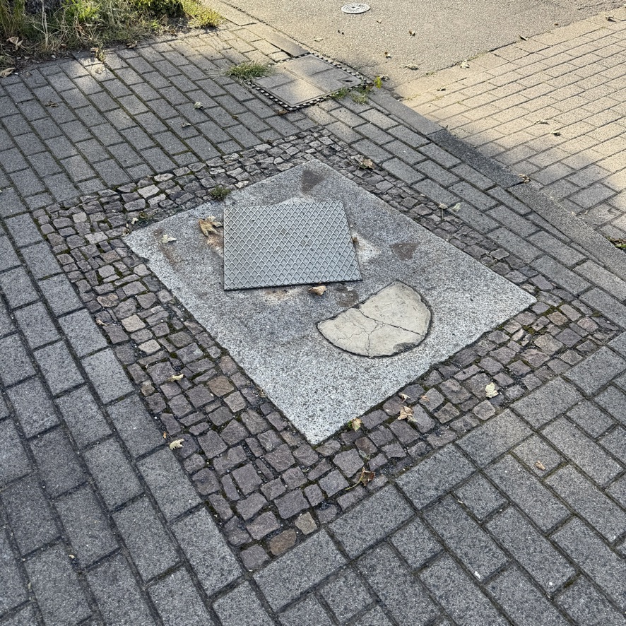 Reste einer Pumpe, abgebaut (Schacht und Abdeckplatte) Eutritzsch, Magnusstraße NL 15.08.2025