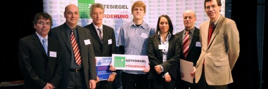 v.l.n.r.: Wolfgang Weber (Bezirksregierung Münster), Thomas Sohn, Franz-Josef Berheide, Steffen Gaida (Schülersprecher der Alexander-Lebenstein-Realschule), Monjou Biswas (Schulbuchverlag Wolters-Kluwer), Michael Weiand (Schulleiter), Günter Winands