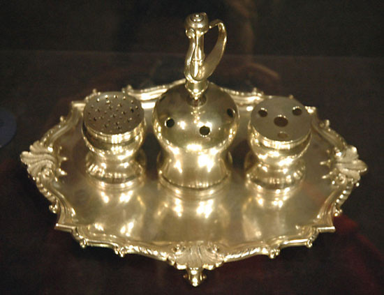 The Syng Inkstand, which was used for the signing of the Declaration of Independence and the Constitution of the United States; Photo Credit: Dan Smith Creative Commons Attribution ShareAlike 2.5 (Generic)