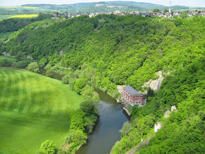 Mai 2014, Lahnwanderweg, Aussicht vom Steinsberg mit Wasserkraftwerk