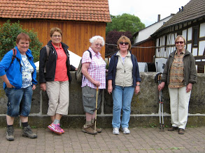 Juni 2014, Bonifatiusroute. Kurzwanderer nach der Ankunft in Hainzell