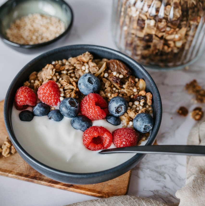 Magertopfen-Bowl mit Beeren und Nüssen