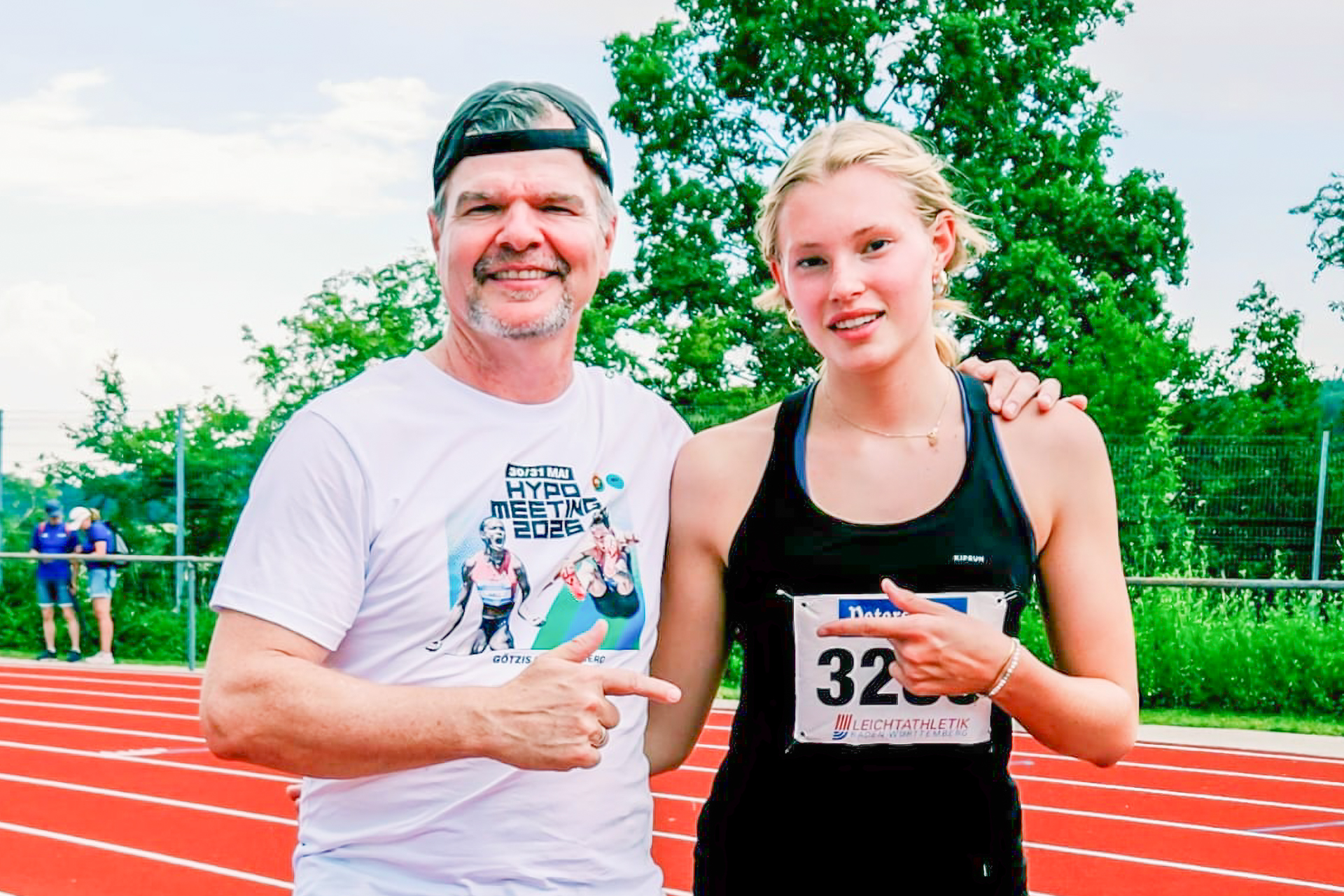 Hannah läuft sensationell DM-Norm über 800m beim Abendsportfest in Moos Iznang