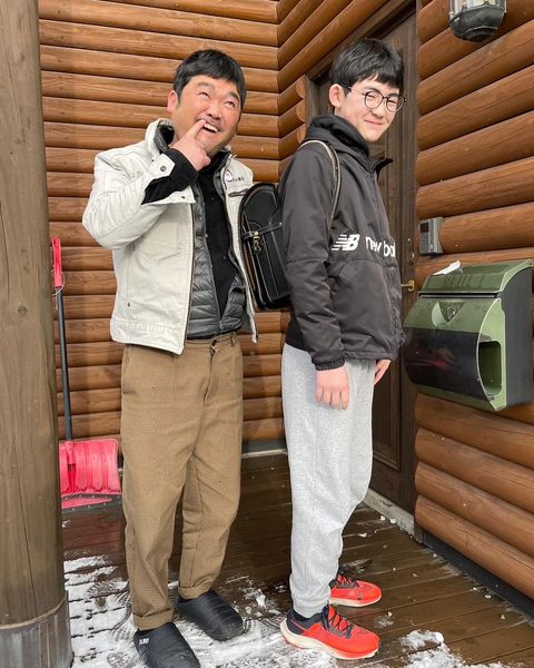 これは、 ランドセル最後な男（12）と 梅沢富美男さんがCMしてるロート製薬のハレス塗る口内薬系の男（44） #シリーズいつか模範市民　の一部 :