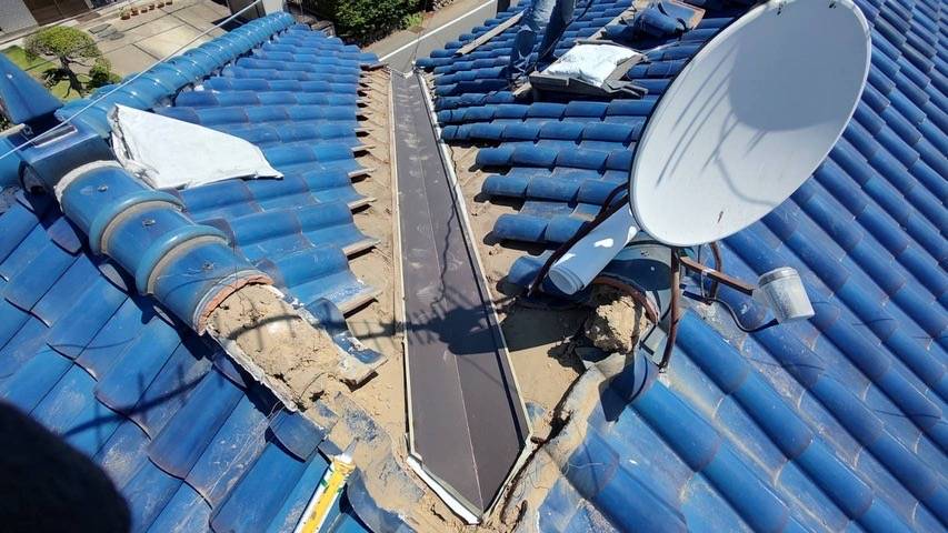 【職人の本音】屋根の急所「本谷」を入れ替える。雨水の通り道を完璧に整える技術