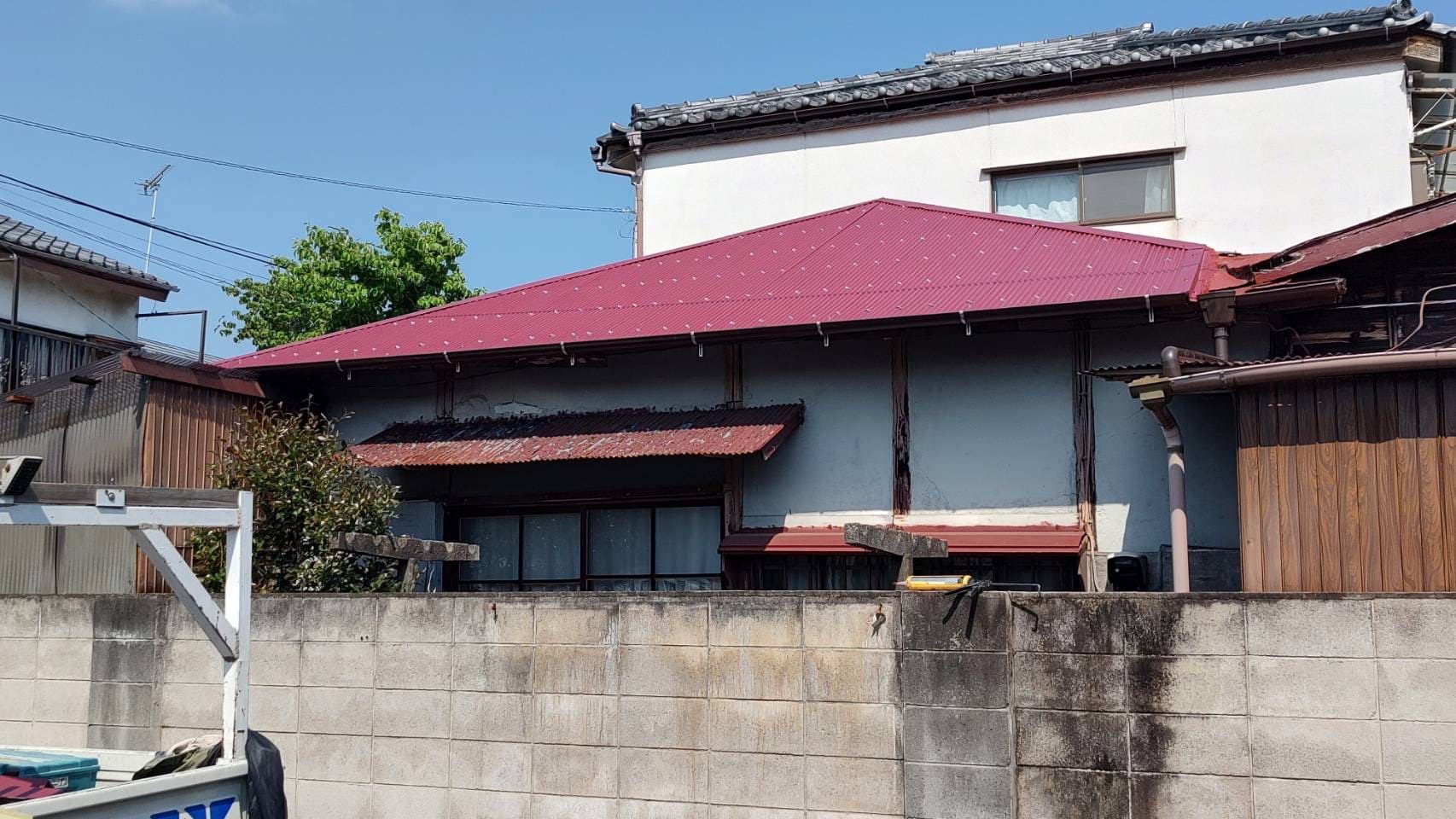【施工事例】古くなった板金屋根を部分改修。波板屋根の重ね張りでコストを抑えて長持ちさせる職人技