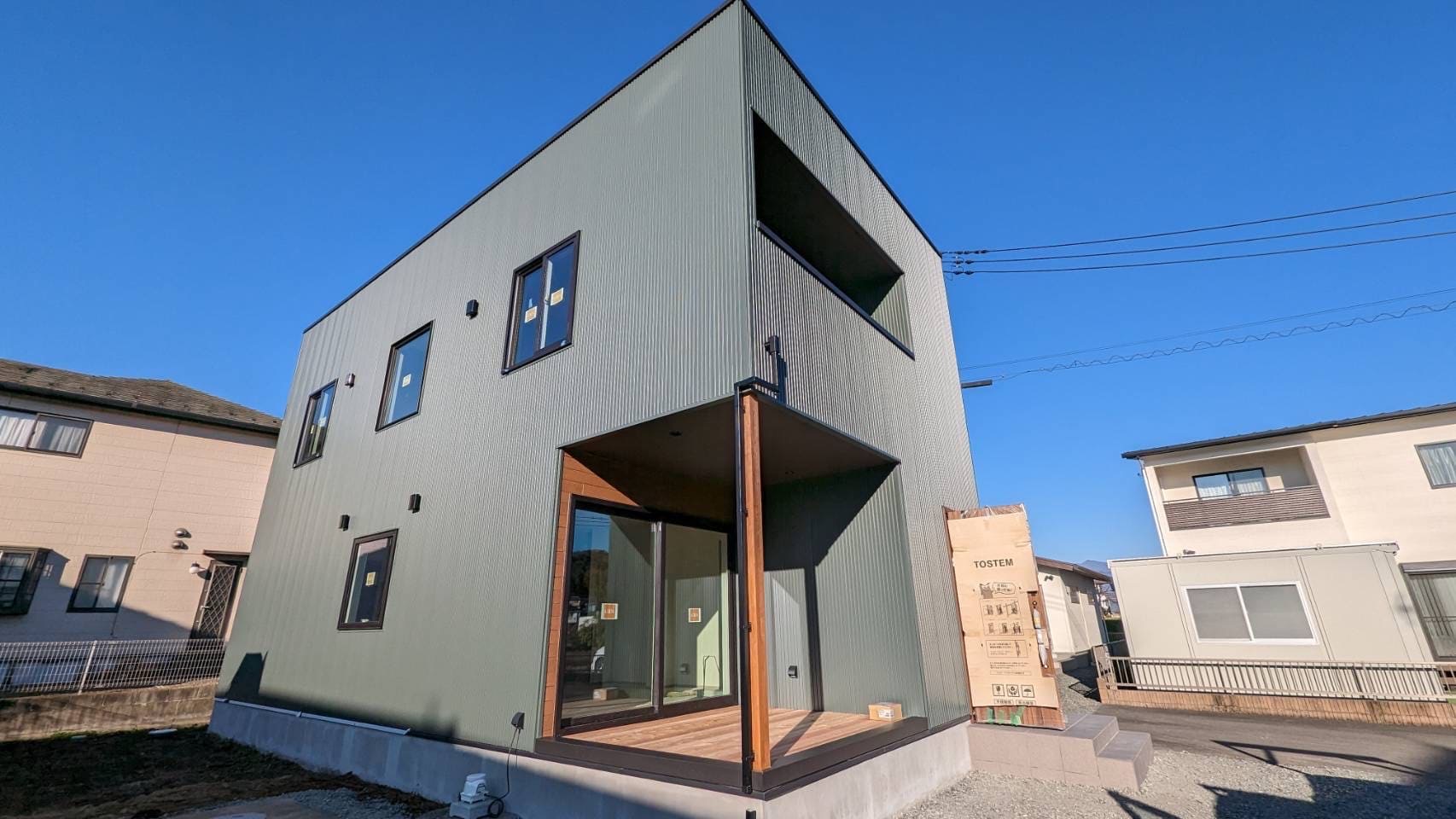 【施工事例】中間水切りのない美しさ。長尺ガルスパンで魅せる究極にシャープなモダン外観