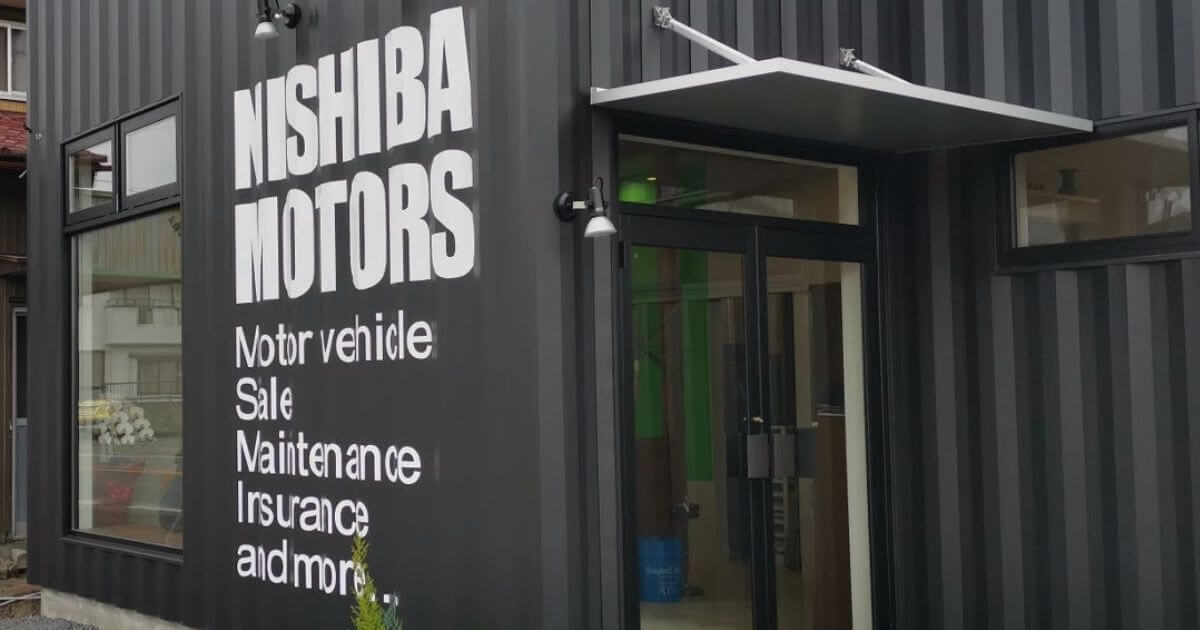 桐生市の店舗外装に採用された、弊社オリジナルガルバリウム鋼板サイディング。ビス隠し仕様でコンテナ風の縦リブデザイン。