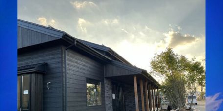 Nagamori Sheet Metal's technology brings brilliance to Gunma's stores: Horizontal seam roof, Lapwall exterior walls, and galvanized rain gutters installed at Tawaruya store in Ota City in 2024.