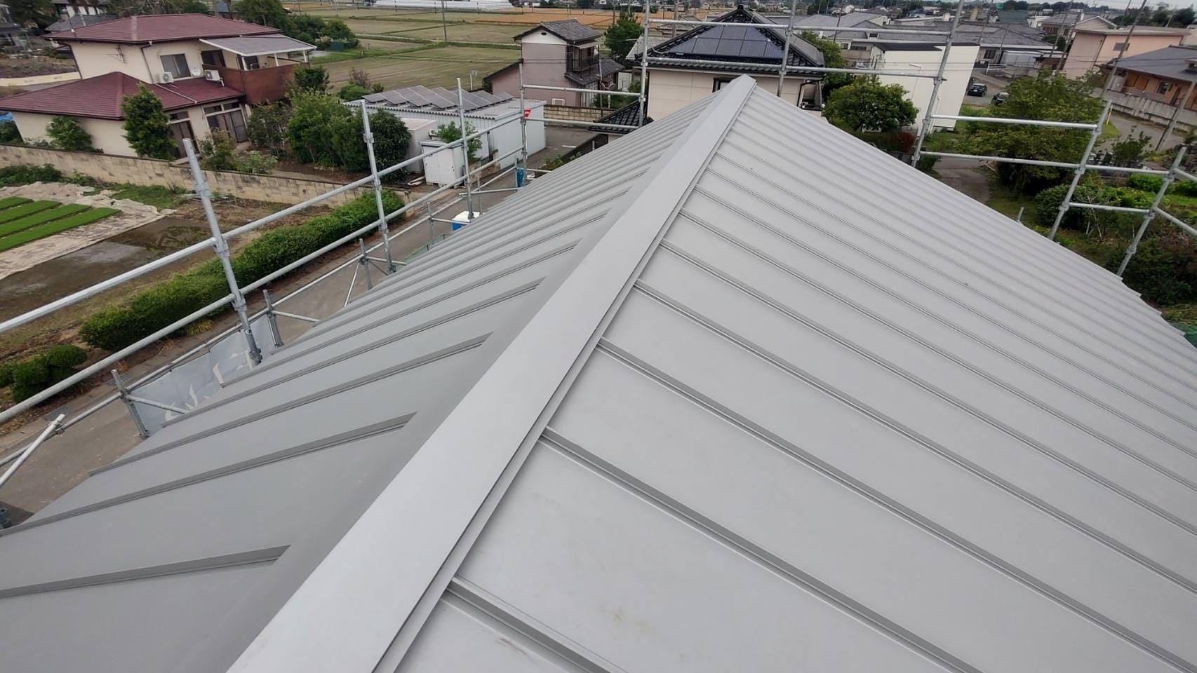 【施工事例】立平屋根の美しさを崩さない。外側から見えない「自社加工の換気棟」で魅せる職人技