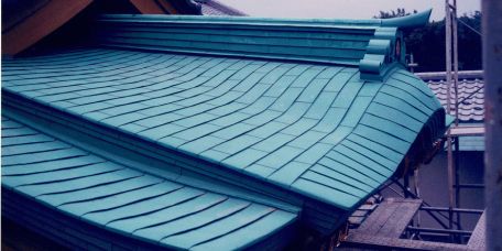 Nagamori Sheet Metal's technique: Copper roof with verdigris installed at a temple in Maebashi City in the 1990s.