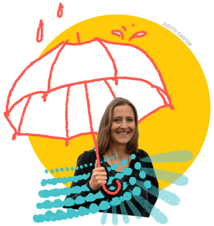 Illustratorin und Sketchnote-Trainerin Judith Ganter aus Hamburg unter einem Regenschirm als Symbol für kreative Begleitung und Unterstützung im Sketchnote-Workshop.