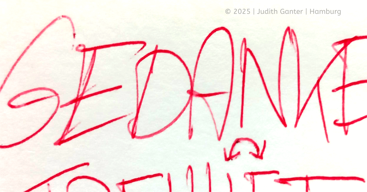 Mit Kugelschreiber schnell hingekritzeltes Wort „GEDANKE“ als Sketchnote-Element für spontane Notizen und visuelle Ideensammlung.