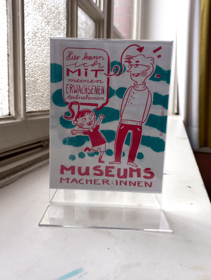 Aufsteller: „Museumsmacher*innen“ – Illustration von Judith Ganter zeigt einen Erwachsenen und ein Kind, die gemeinsam kreativ im Museum arbeiten wollen