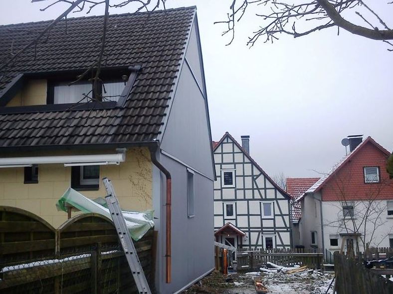 Fassadenbekleidung Einfamilienhaus mit Sinuswelle 