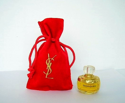 3) MINIATURE SANS NOM MISE DANS POCHON ROUGE SIGLE : SEUL FIGURE SUR LA MINIATURE LE NOM DE YVES SAINT LAURENT : EAU DE TOILETTE 4 ML