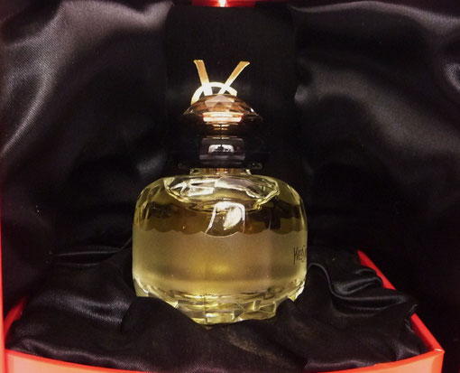 PARIS - PARFUM : GROS PLAN SUR LE FLACON FACTICE CI-DESSUS