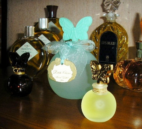 PETITE CHERIE : FLACON  BOULE ENTOURE DE DEUX MINIATURES DE PARFUM