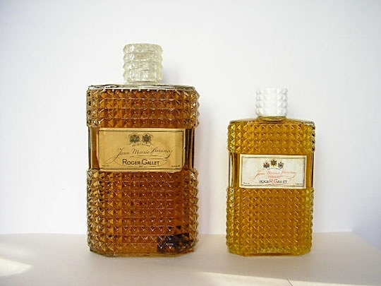 DEUX FLACONS FACTICES ANCIENS : 1 DE 1 LITRE, LE SECOND DE 500 ML