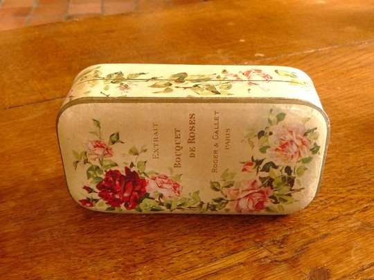 ROGER & GALLET - JOLIE BOÎTE VIDE PREVUE POUR CONTENIR LE FLACON BOUQUET DE ROSES EXTRAIT.