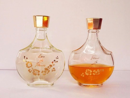 EAU DE FLEURS & FLEUR DE FLEURS - 2 FLACONS EAU DE TOILETTE CREATION LALIQUE. PREMIER FLACON AVEC GUIRLANDE DOREE EN "V" - LE SECOND FLACON AVEC PETITE GUIRLANDE DOREE