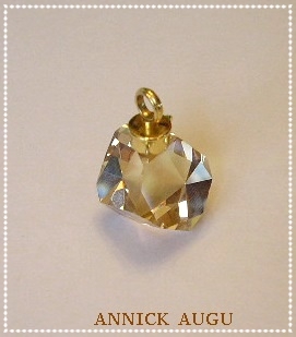 PENDENTIF MISS ARPELS, EN CRISTAL A FACETTES