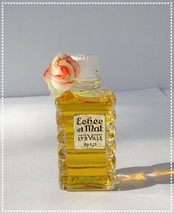 LYS VILLE : ECHEC ET MAT - ANCIENNE MINIATURE AVEC ROSE TISSUS AU COL