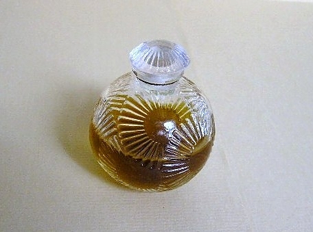 FLACON BOULE EN VERRE CREE PAR ROBERT LALIQUE POUR DIFFERENTS PARFUMEURS, DONT D'ORSAY, ARYS.