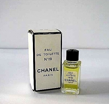 N° 19 - EAU DE TOILETTE - CONTENANCE NON MENTIONNEE SUR LA BOÎTE