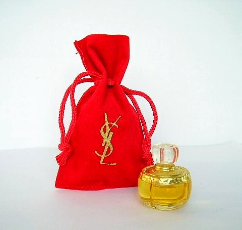 3) MINIATURE SANS NOM MISE DANS POCHON ROUGE SIGLE : EAU DE TOILETTE 4 ML