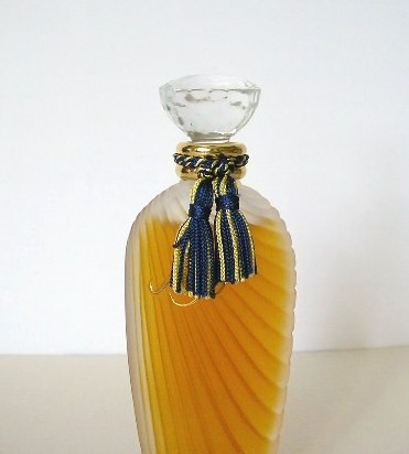 SENSO - PARFUM 25 ML - FLACON EN VERRE DEPOLI  : GROS PLAN SUR LES CORDONS AUTOUR DU COL