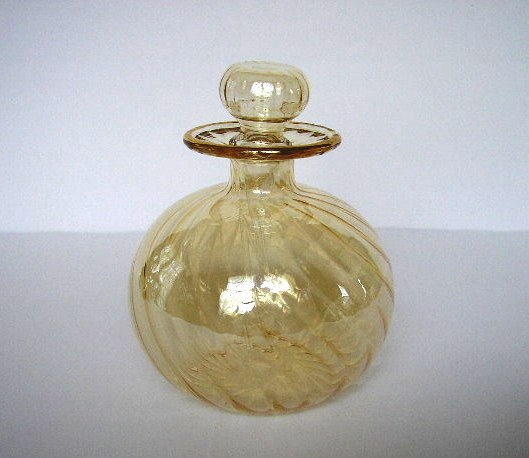FLACON  POMIFORME AVEC TIGE EN VERRE - VERRE TEINTE JAUNE PÂLE