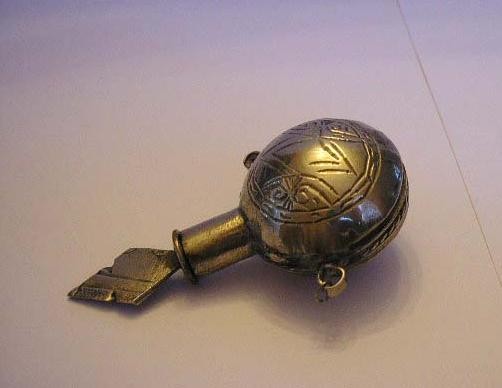 PETIT FLACON ARGENT AVEC TIGE METAL - POUR PARFUM OU POUR SELS DE BAIN PARFUMES