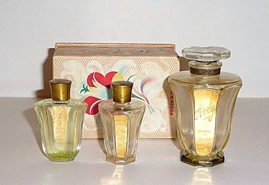 ROGER & GALLET - 3 FLACONS ANCIENS : FRAGRANCES  FUGUE, FLEURS D'AMOUR ET AVEU. ETIQUETTES DOREES EN FACADE, ETIQUETTES RONDES SOUS LES FLACONS