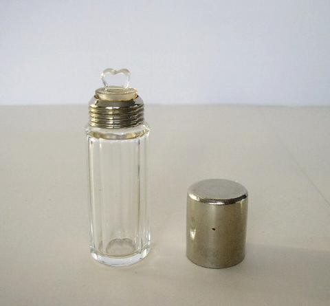 PETIT FLACON CRISTAL AVEC BOUCHON FORME DE COEUR EN CRISTAL