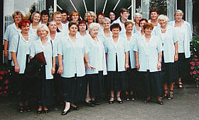 Die Damen des Chores in ihrer neuen Chorkleidung