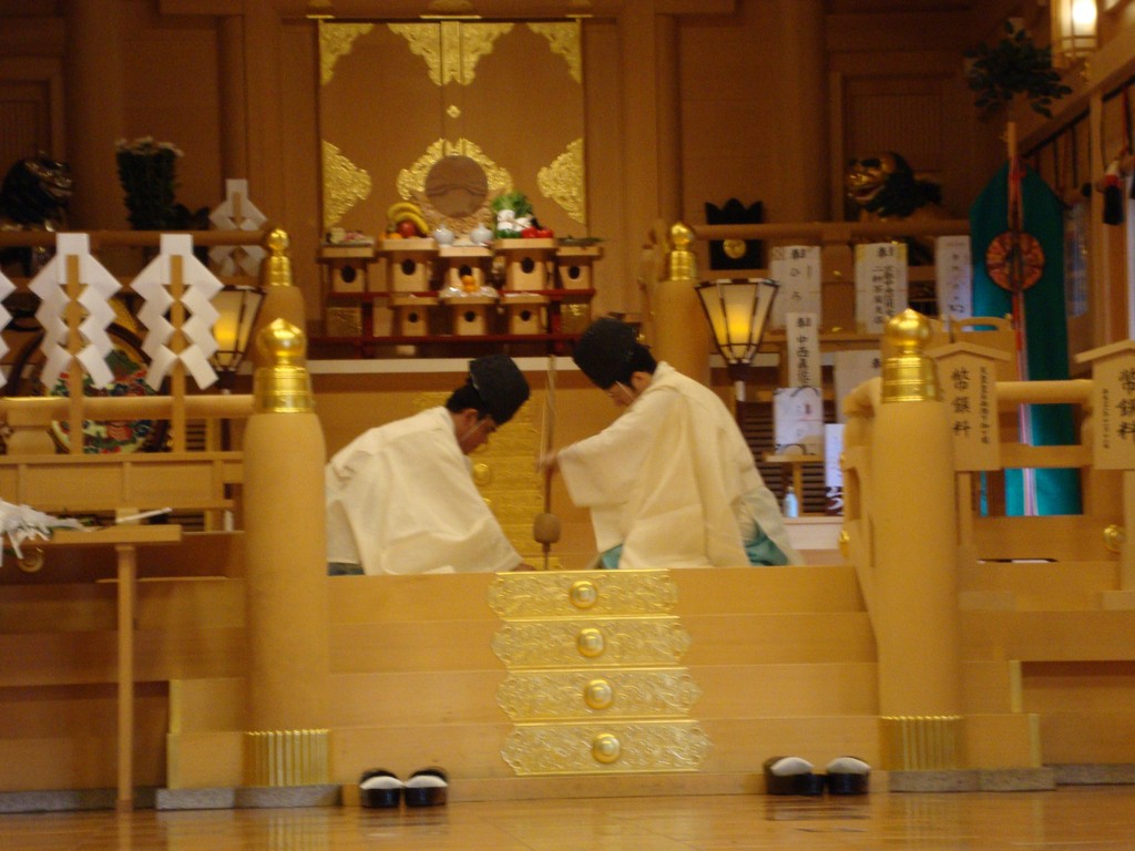ロクロヒキリ（古来からの火をおこす道具）で神聖な火をおこされます。