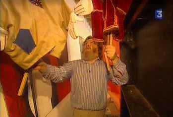 Maurice manipulant marionnettes à tiges