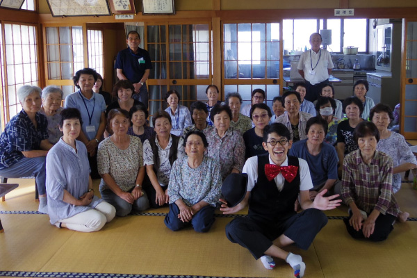 元浅草芸人「縁竹縄｜えんたけなわ」と講演聴講者の皆様