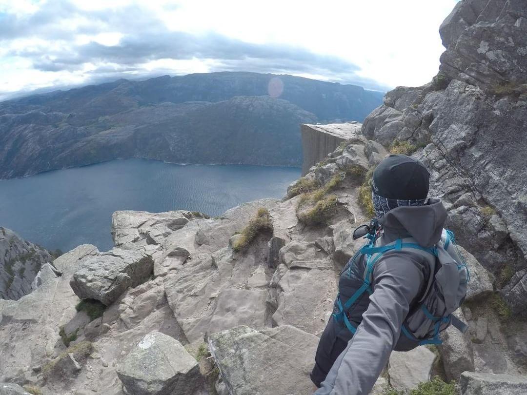 Urheber Martin Scholl_Wanderung_Norwegen_Preikestolen_Hund