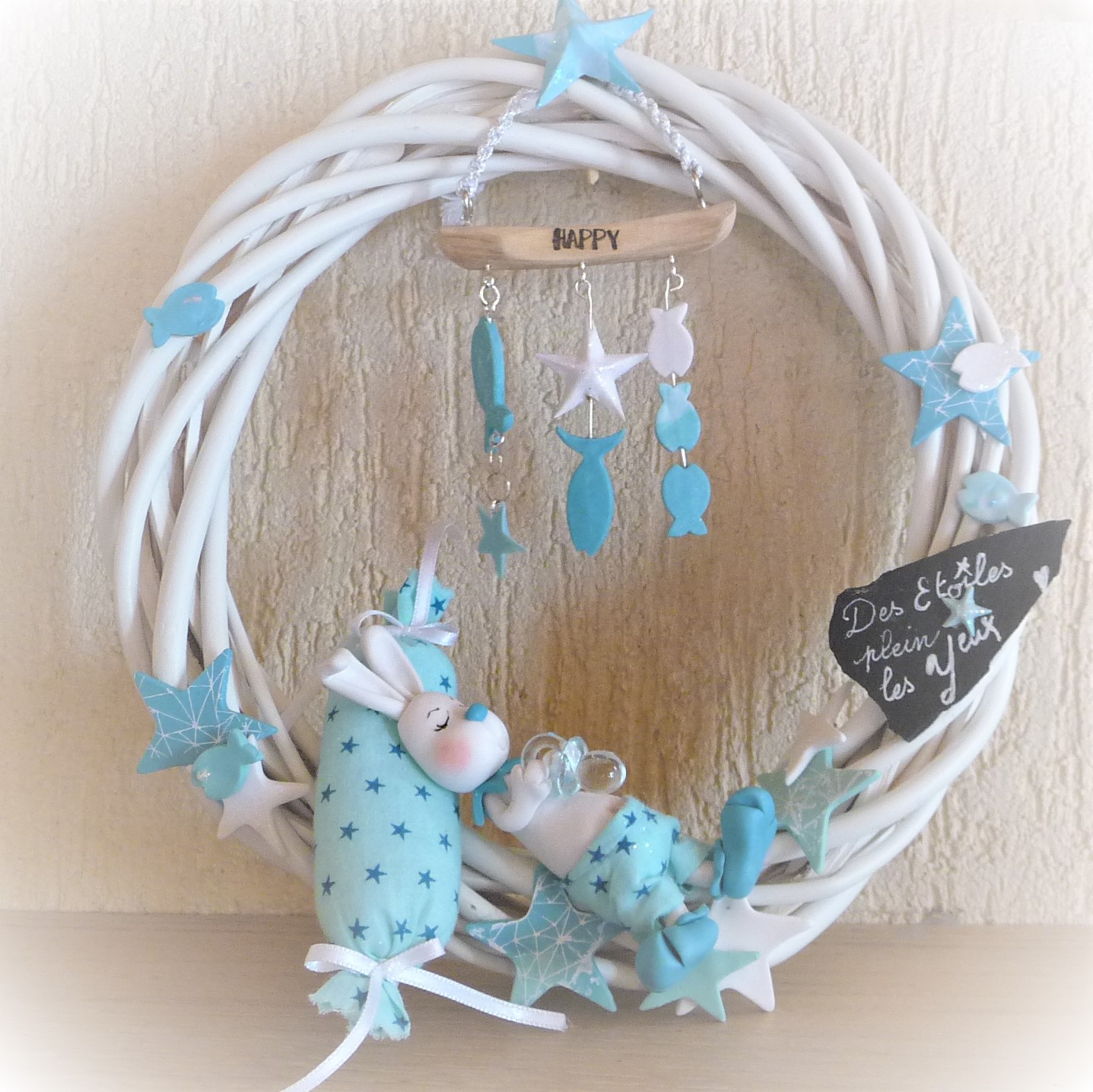 un petit lapin rêve jour et nuit aux bons moments partagés avec son papa pêcheur - couronne osier blanc 20 cm