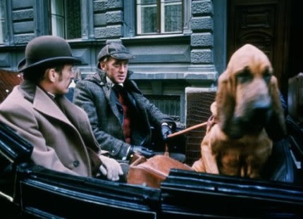 Toby, chien renifleur très connu, en voyage avec Holmes et Watson.