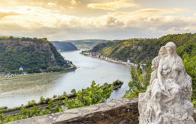 Der Blick von der Loreley hinunter auf den Rhein - besonders bekannt durch das Heinrich Heine Lied "Ich weiss nicht was soll es bedeuten"