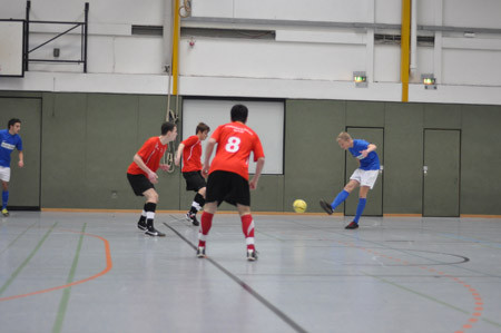 Goethe I-Spieler Steffen Friedrich (r.) beim Torschuss
