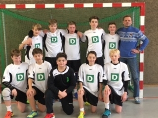 h.v.l.n.r.: Louis Montua, Lasse Hellemann, Paul Kaldyk, Paul Kompenhans, Moritz Abe, Trainer Jens Pflüger v.v.l.n.r.: Philipp Batz, Tim Kronewald, Emre Keser, Max Grimm, Nick Spangenberg