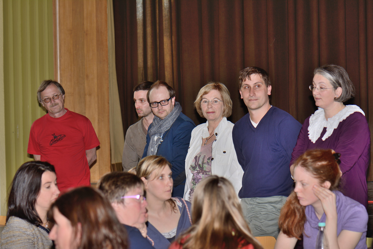 Das Organisationsteam Schuljubiläum (stehend) und die Teilnehmer des NaWi-Tisches, Foto: Ivo Lünzer