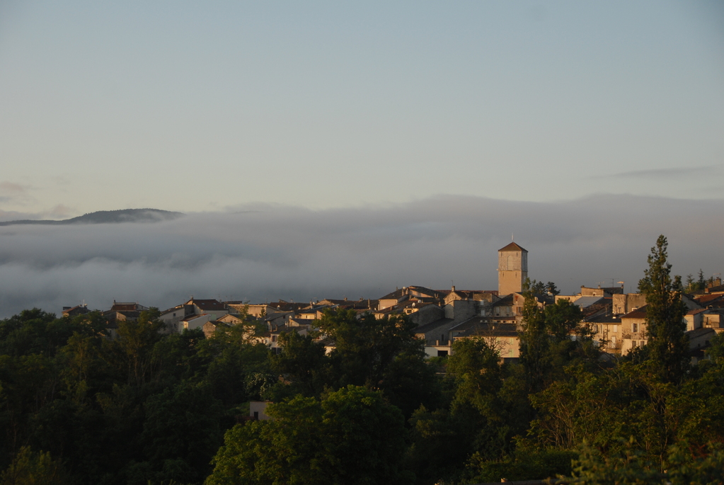  Five minutes from La Bergerie, the village of Ribiers offers all essential services and shops. During the summer the picturesque Provençal village  hosts a jazz festival
