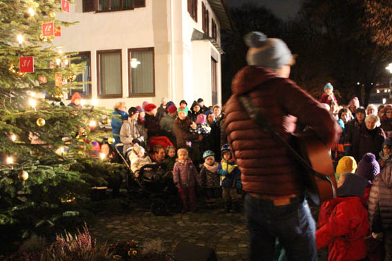 Gemeinsames Weihnachtslieder singen 2016