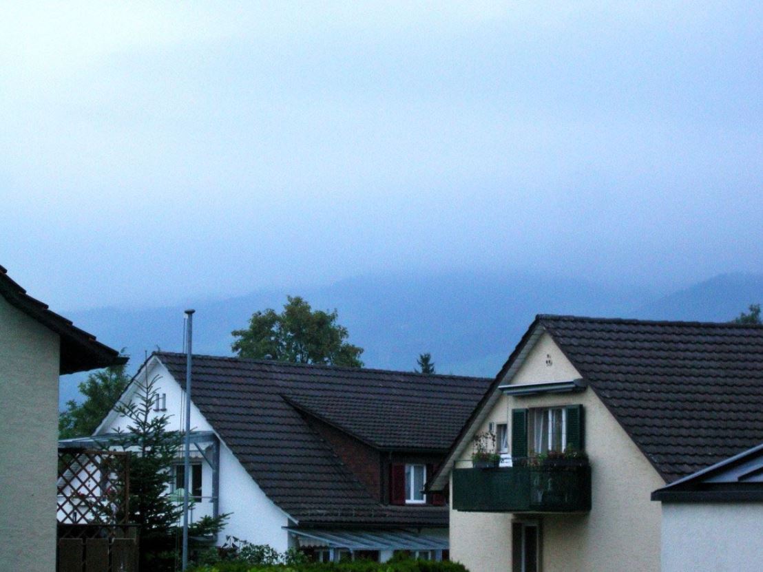 28.August.2013 - Der graue Alltag ist zurück - der Hausberg im Nebel erstickt, die Fahne eingezogen